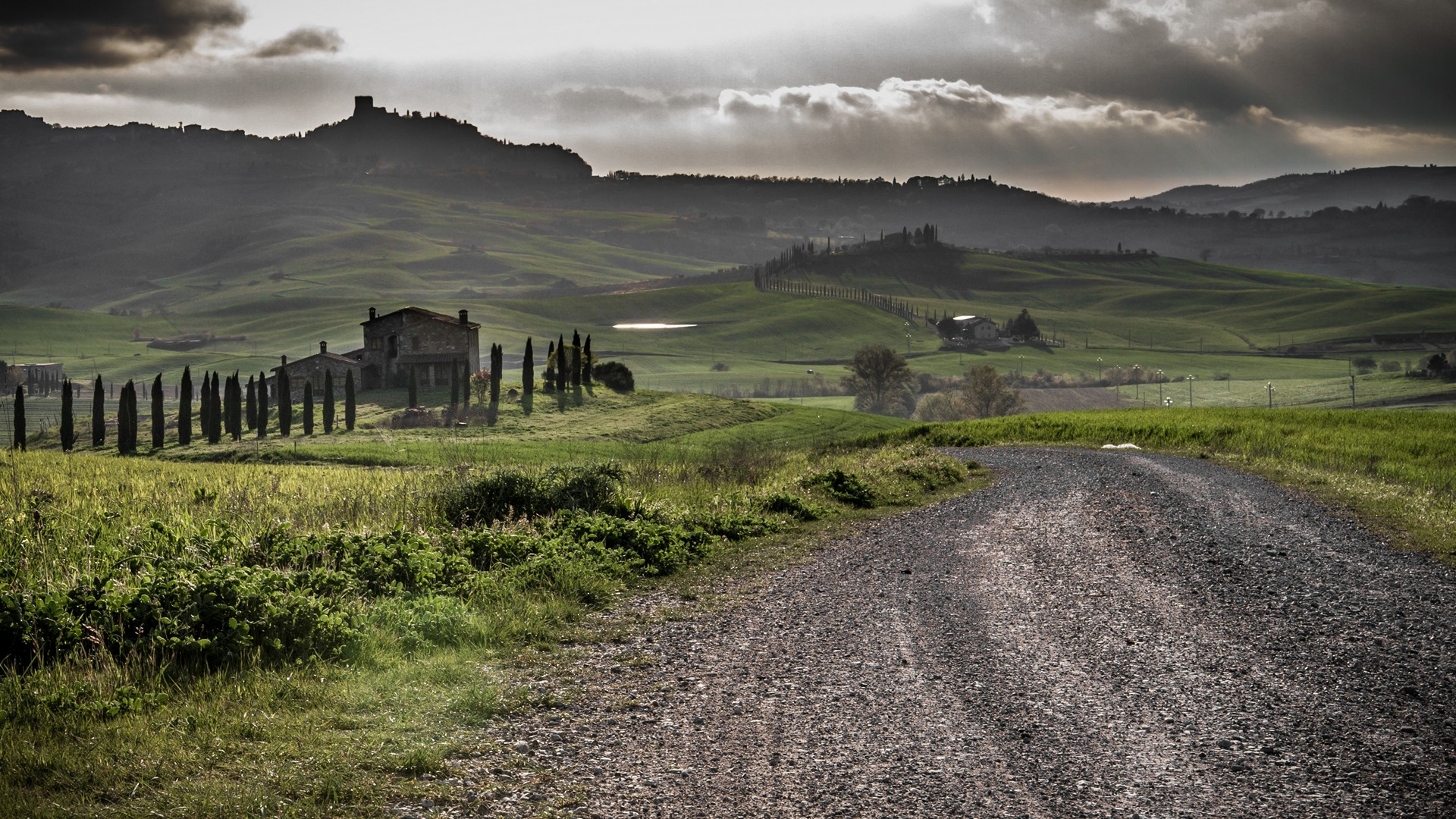 Colline Senesi Casolari e Poderi con Tempaccio in Arrivo