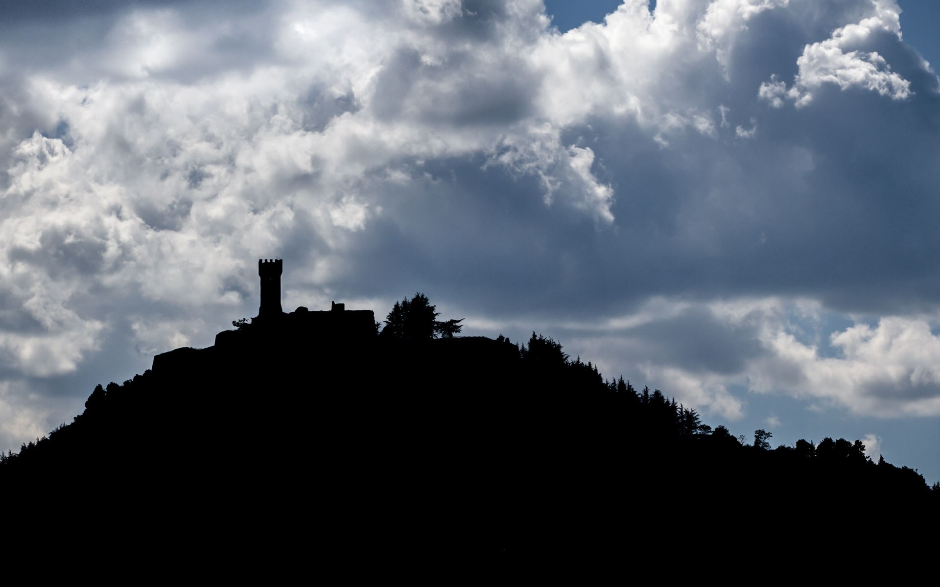 Colline Senesi Castello di Radicofani su Sfondo di Nuvole