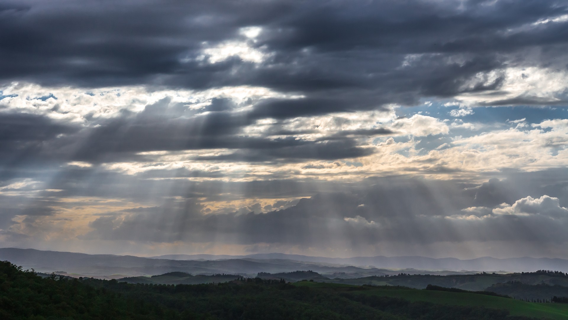 Colline Senesi Raggi di Sole Attraversano le Nuvole