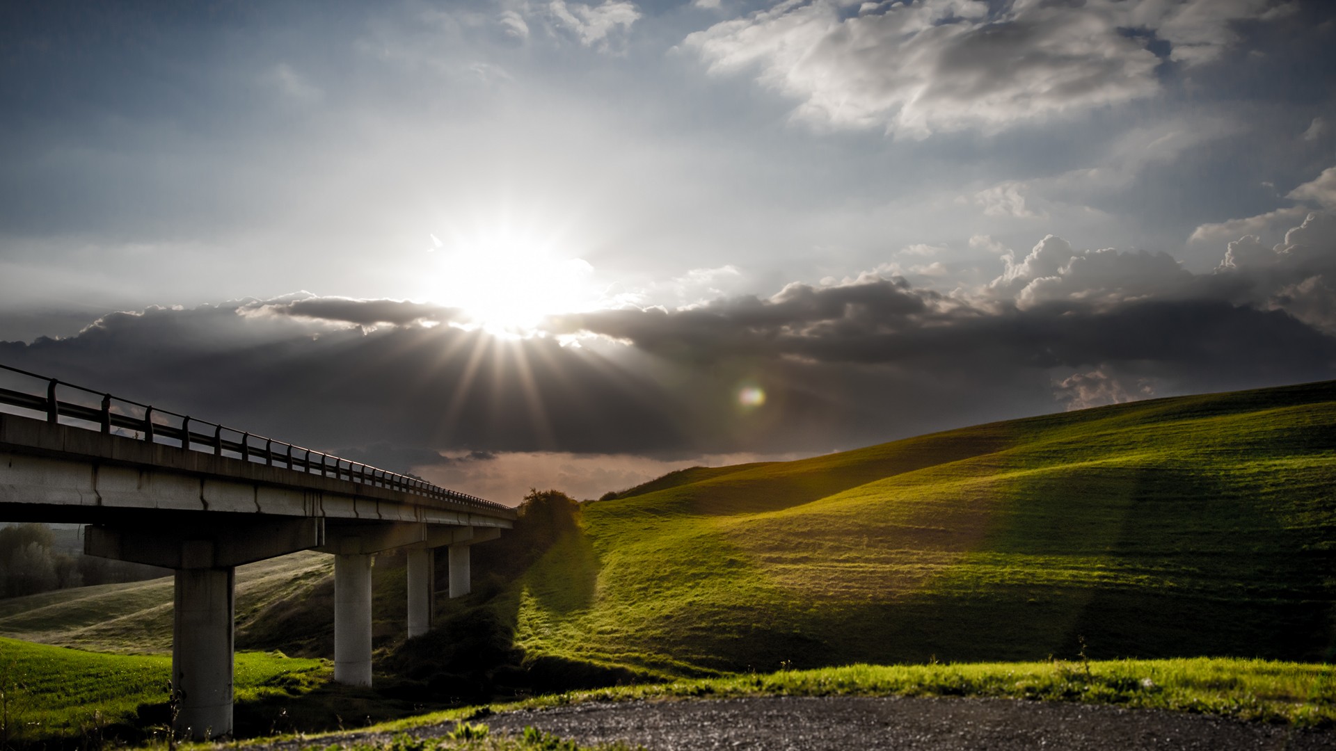 Colline Senesi Tramonto su Colline Attraversate da Ponte Stradale