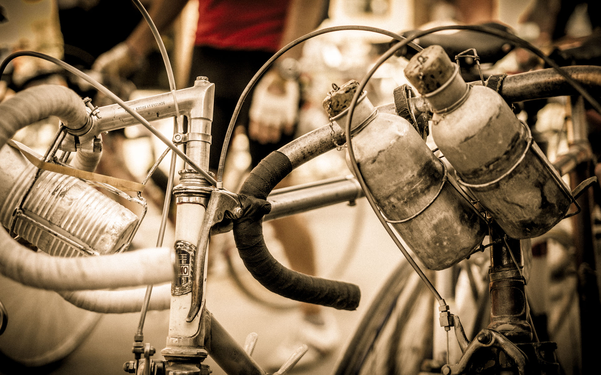 L'Eroica 2014 Foto Biciclette Parcheggiate Durante il Ristoro con Dettaglio Borracce