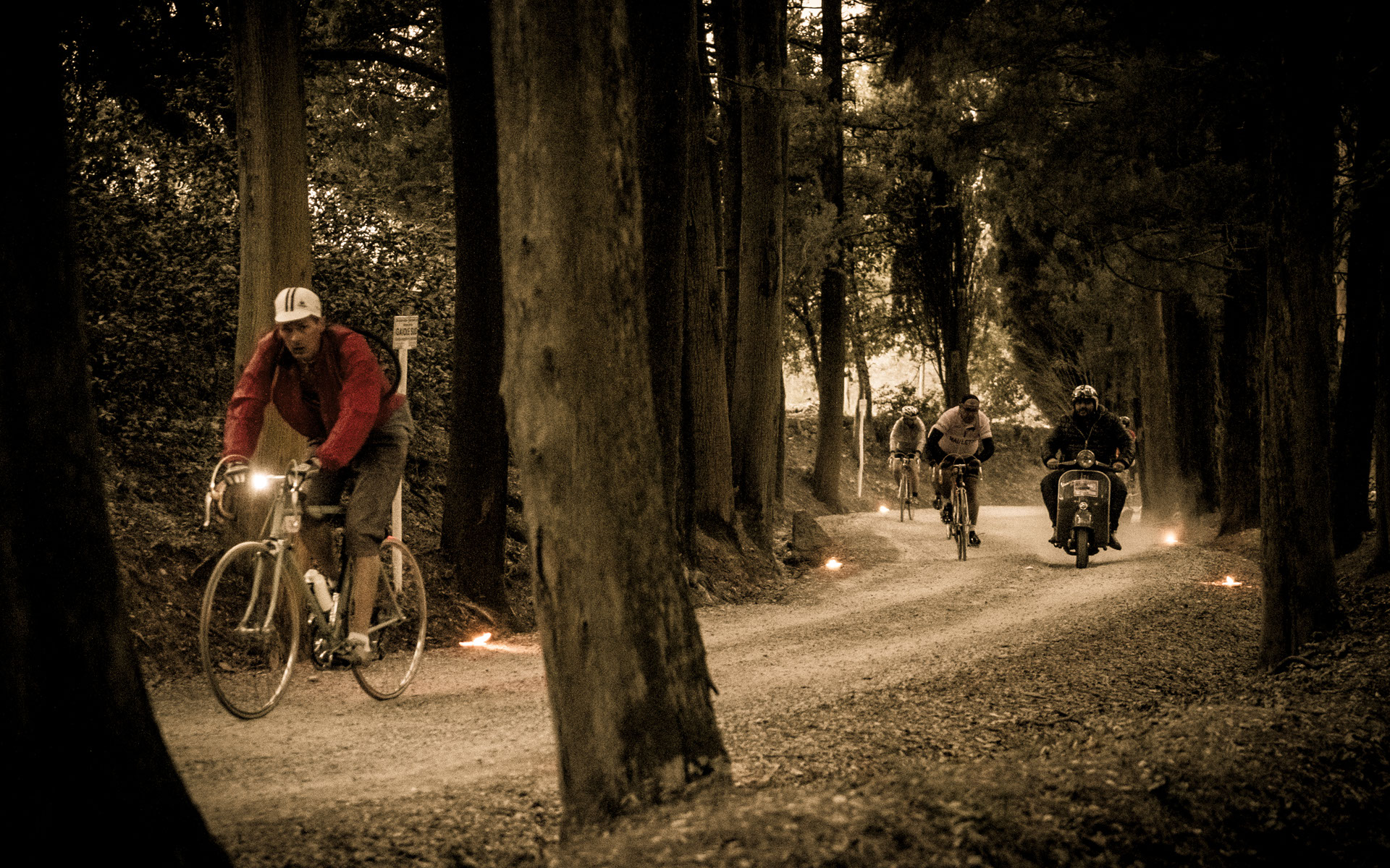 L'Eroica 2014 Foto Biciclette Superate da una Vespa