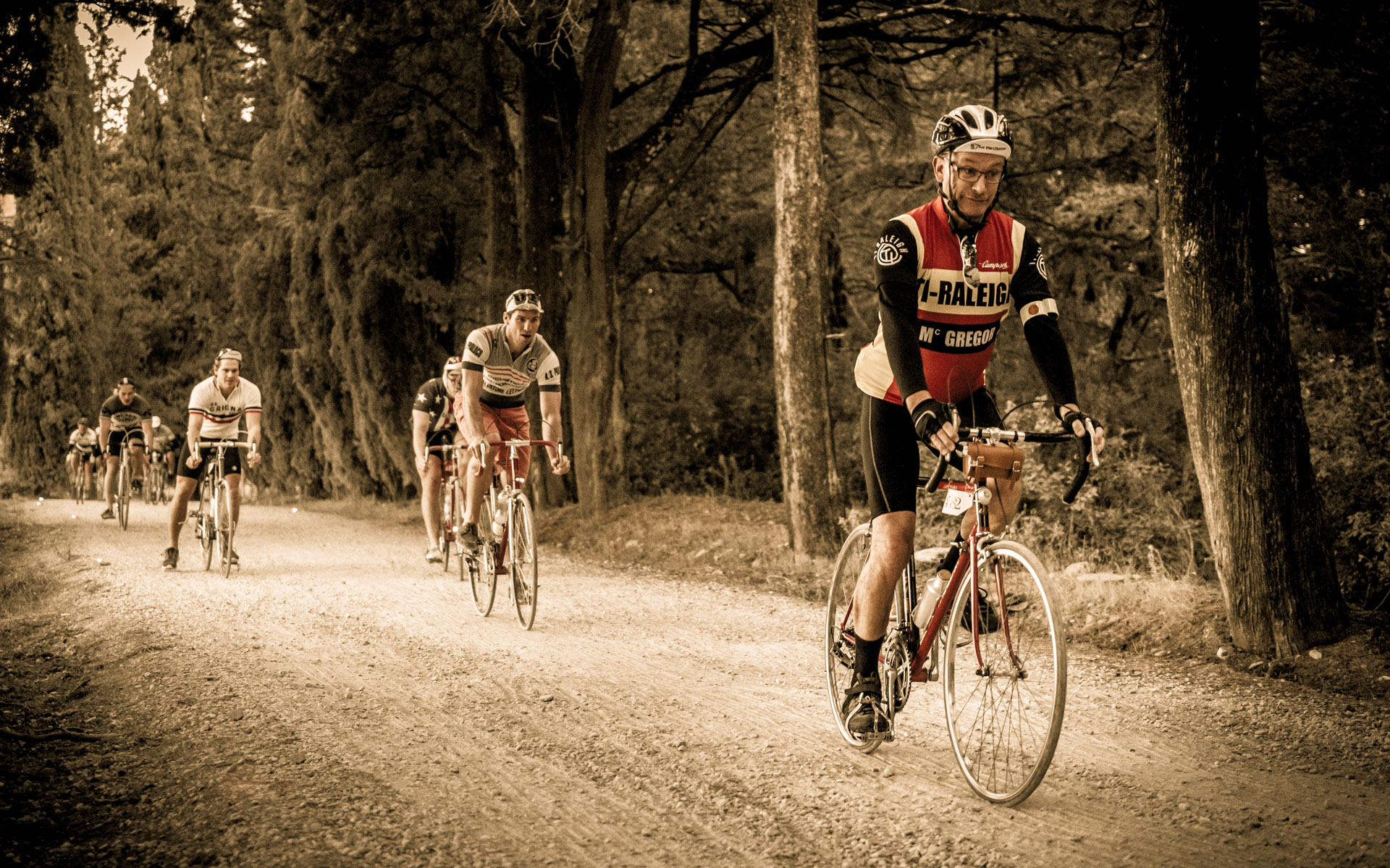 L'Eroica 2014 Foto Biciclette in Discesa Frenata su Sterrato