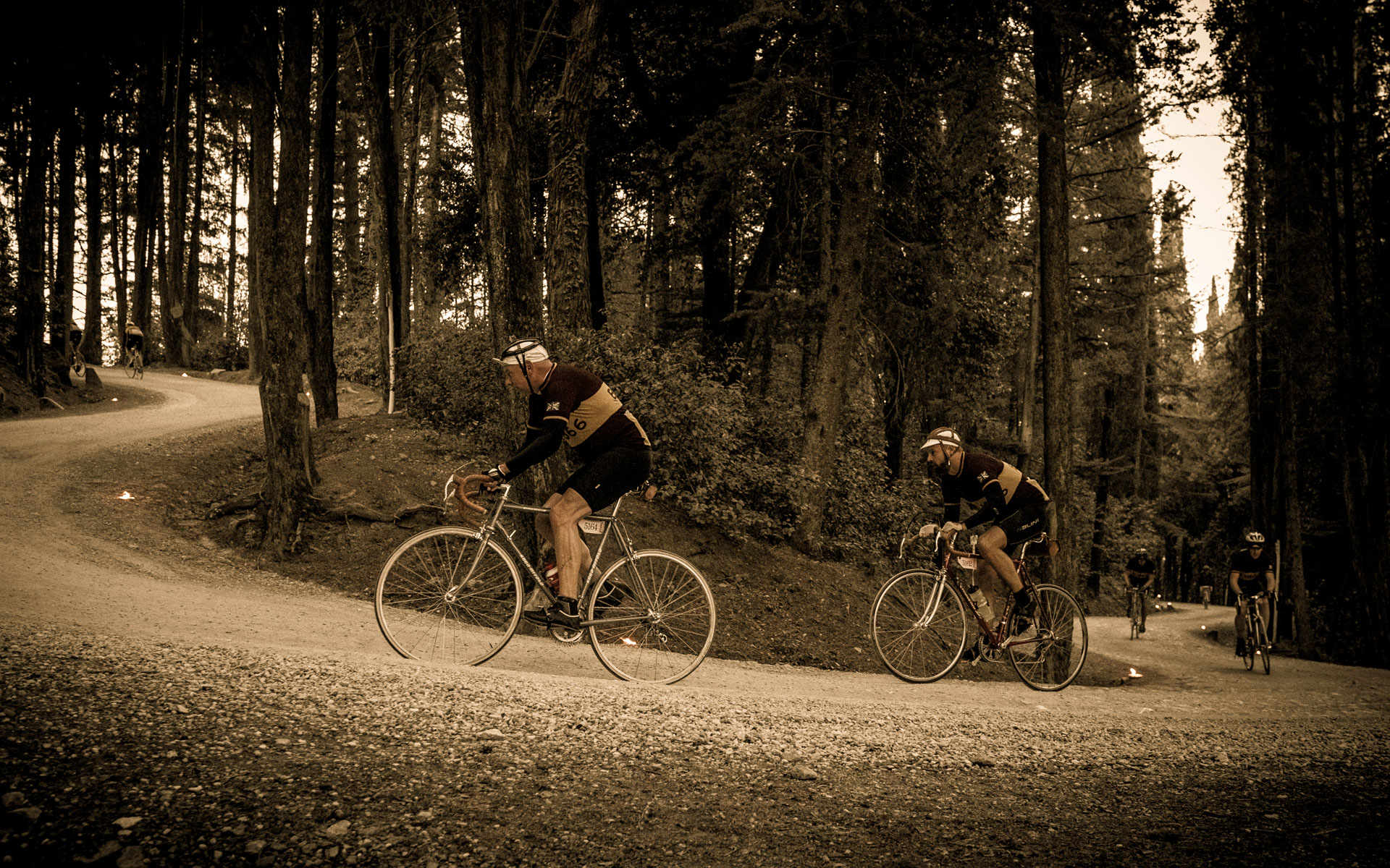 L'Eroica 2014 Foto Biciclette in Salita su Tornanti di Strada Bianca