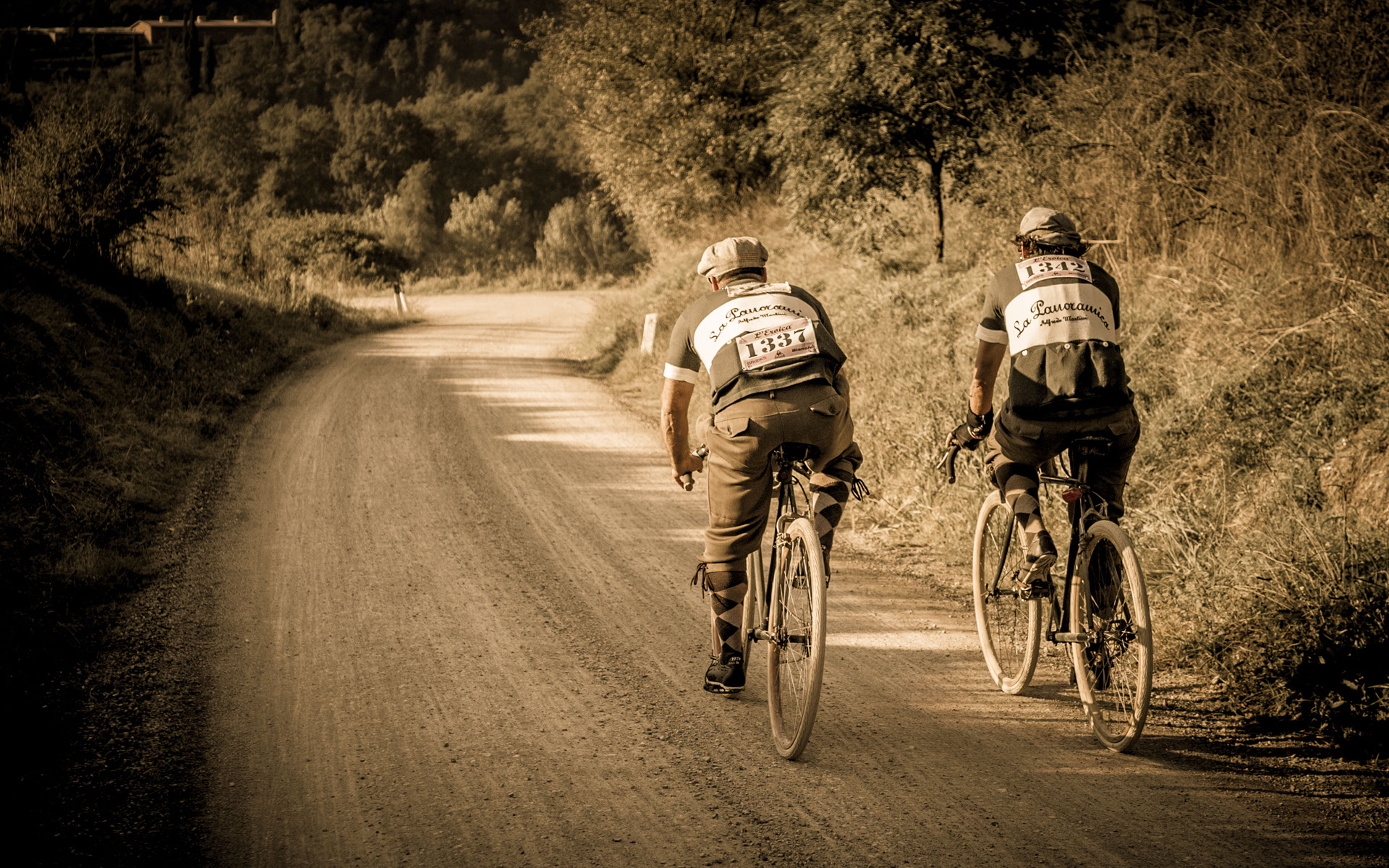 L'Eroica 2014 Foto Cicilisti Vestiti Vintage su Strada di Campagna