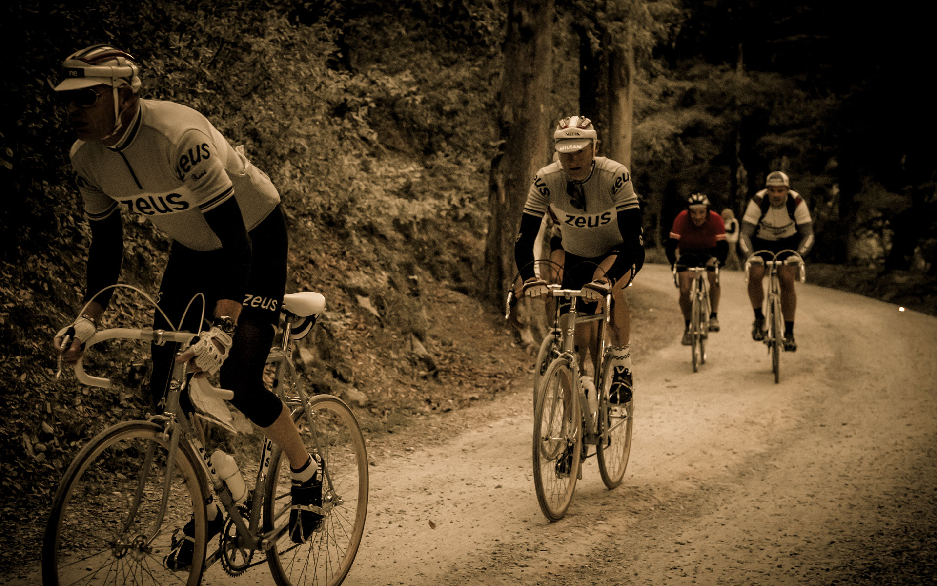 L'Eroica 2014 Ciclista Anziano Pedala in Salita Senza Fatica