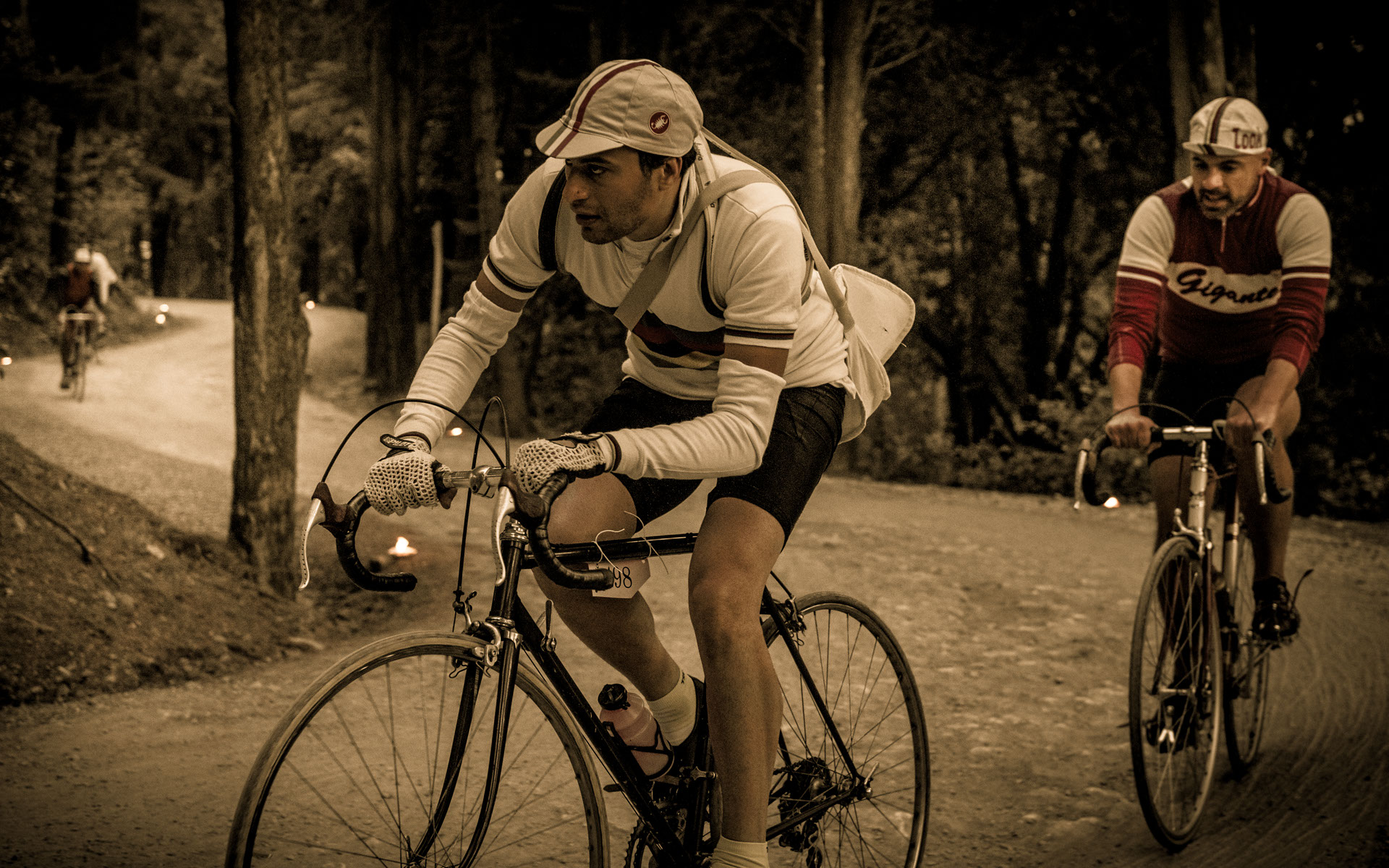 L'Eroica 2014 Foto Ciclista Sofferente Guarda la Cima della Salita