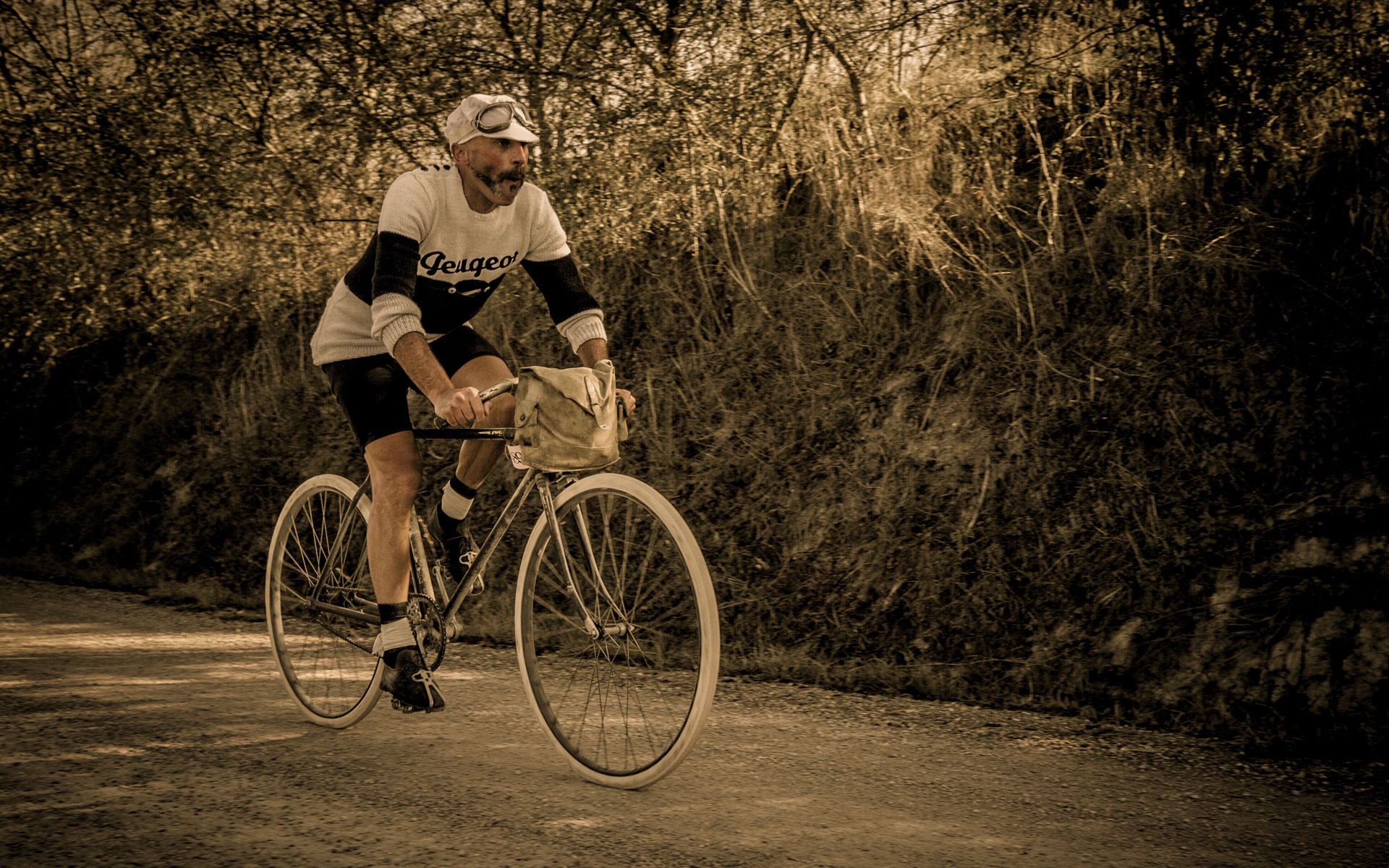 L'Eroica 2014 Foto Ciclista con Baffoni e Basette e Bicicletta Monomarcia