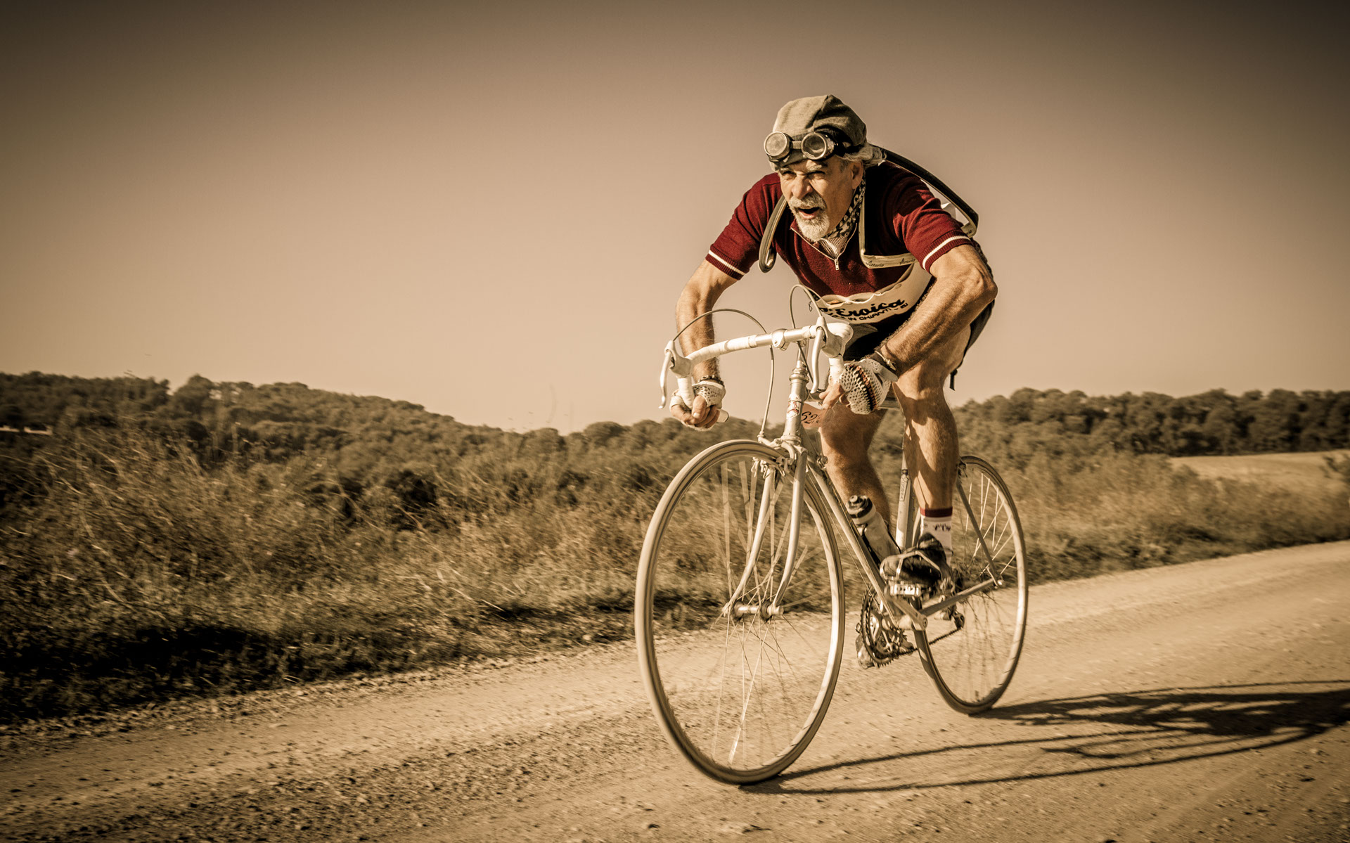 L'Eroica 2014 Foto Ciclista con Copertone a Tracolla