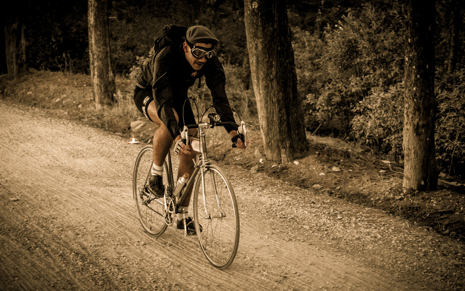 L'Eroica 2014 Foto Ciclista in Discesa con Coppola e Occhiali