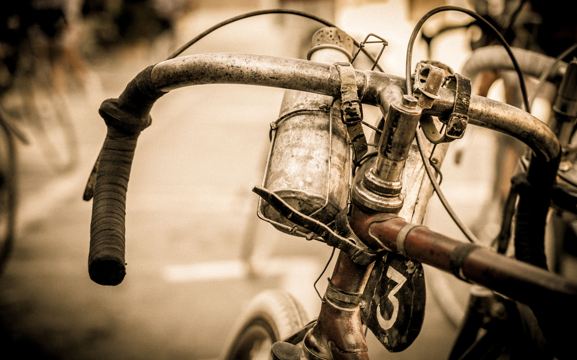 L'Eroica 2014 Foto Dettaglio Bicicletta Antica Manubrio e Borraccia