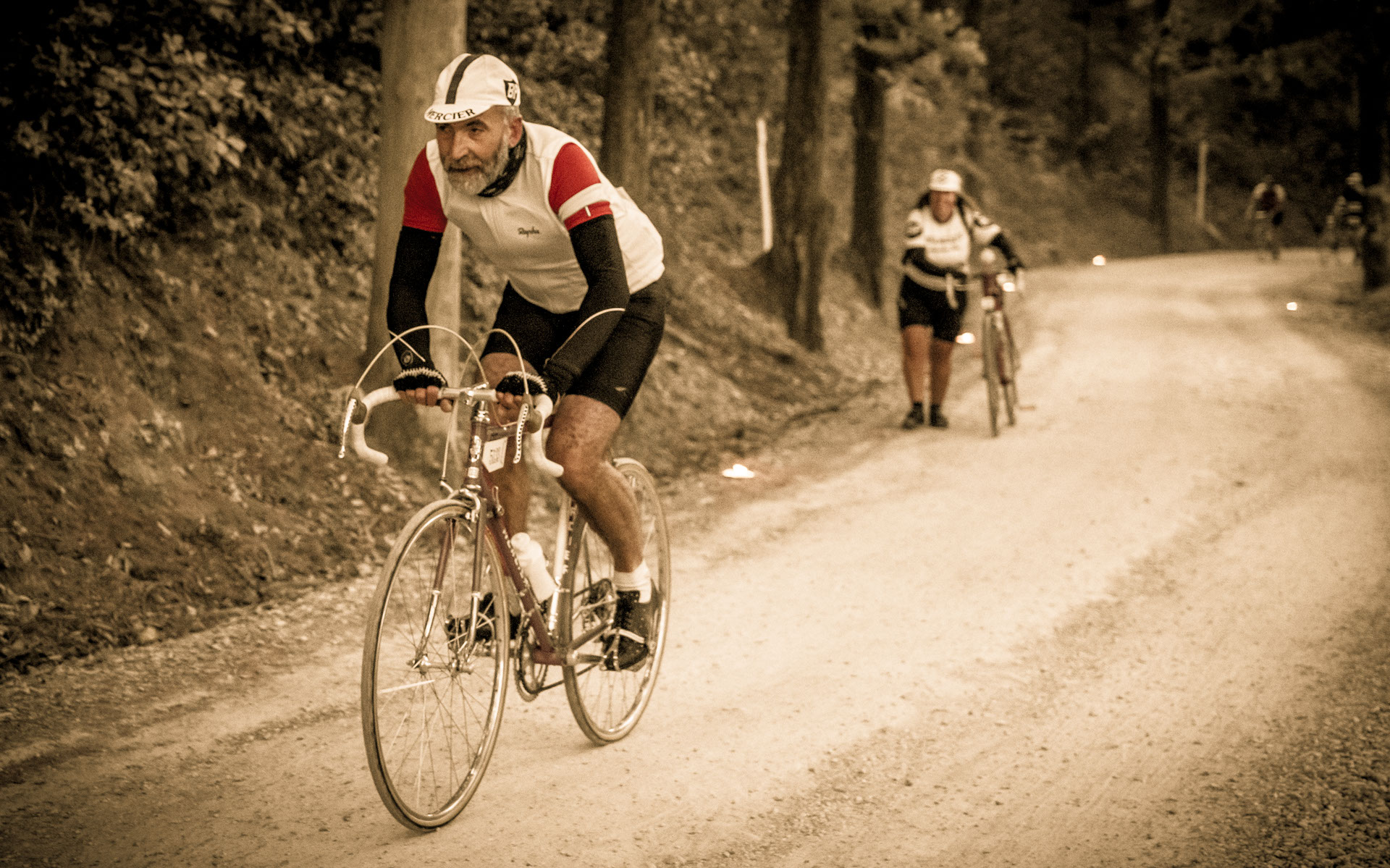 L'Eroica 2014 Foto Donna che Spinge Bicicletta In Salita