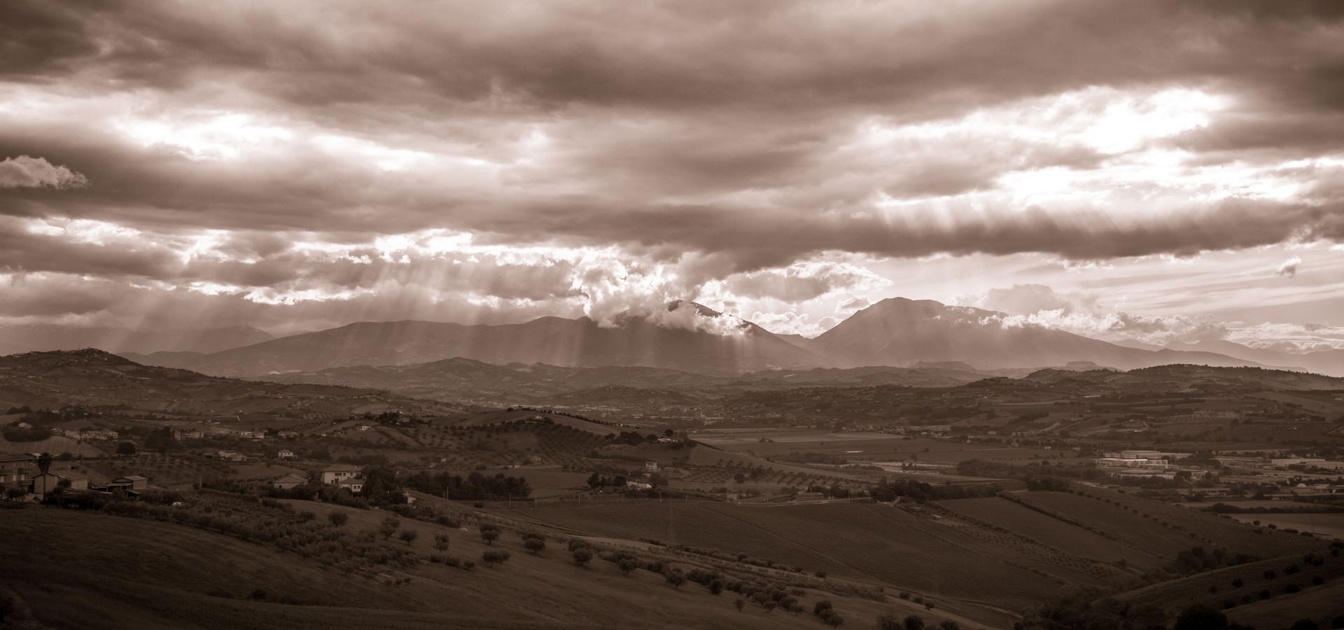 Paesaggi dalle Colline alle Montagne sotto un Cielo Apocalittico